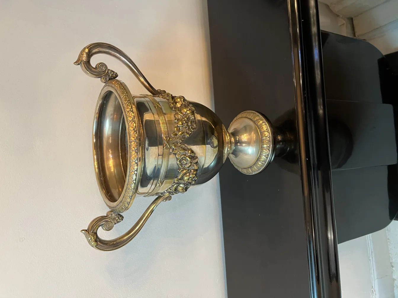 due antiche raffreddatori per champagne WMF con dettagli decorativi