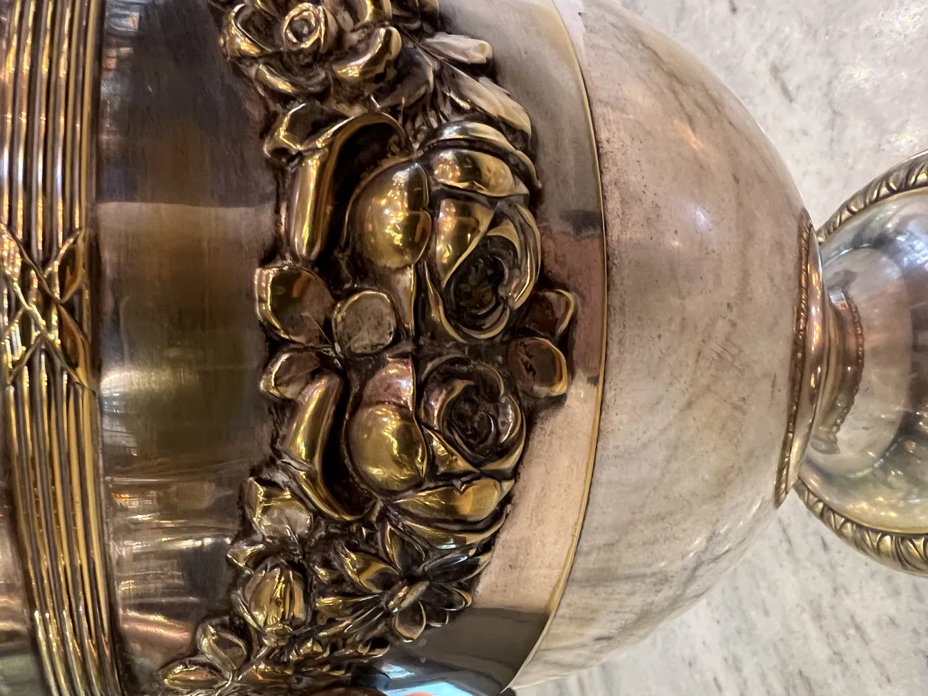 Set di 2 raffreddatori per champagne antichi con decorazione floreale.