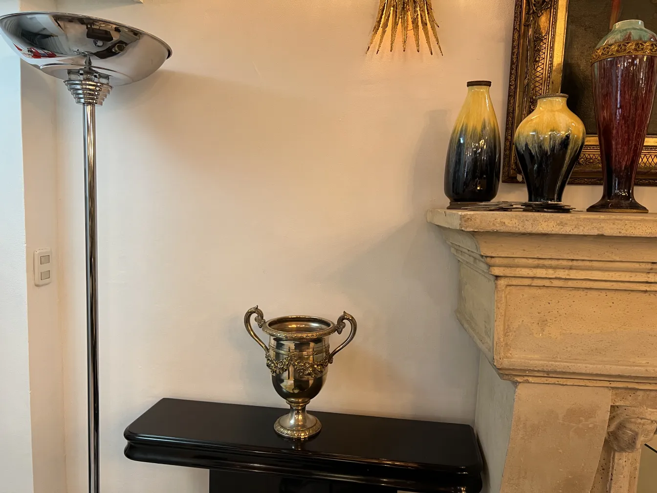 Due raffreddatori per champagne antichi con maniglie decorative, in un ambiente elegante.