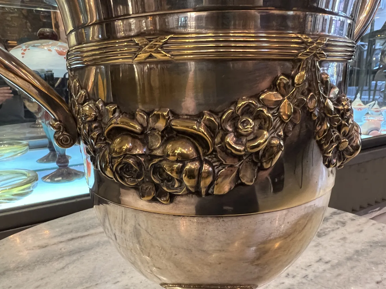 florale details von 2 Champagnerkühlern wmf auf einer Fläche