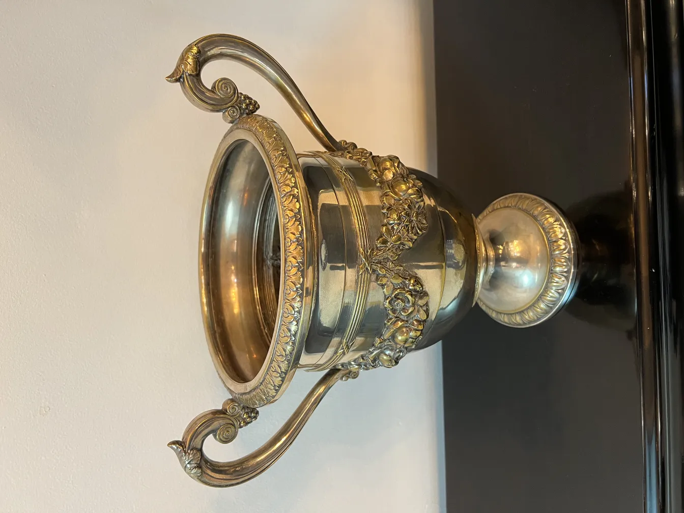 Seitenansicht von 2 antiken Champagnerkühlern WMF mit aufwendigem Design