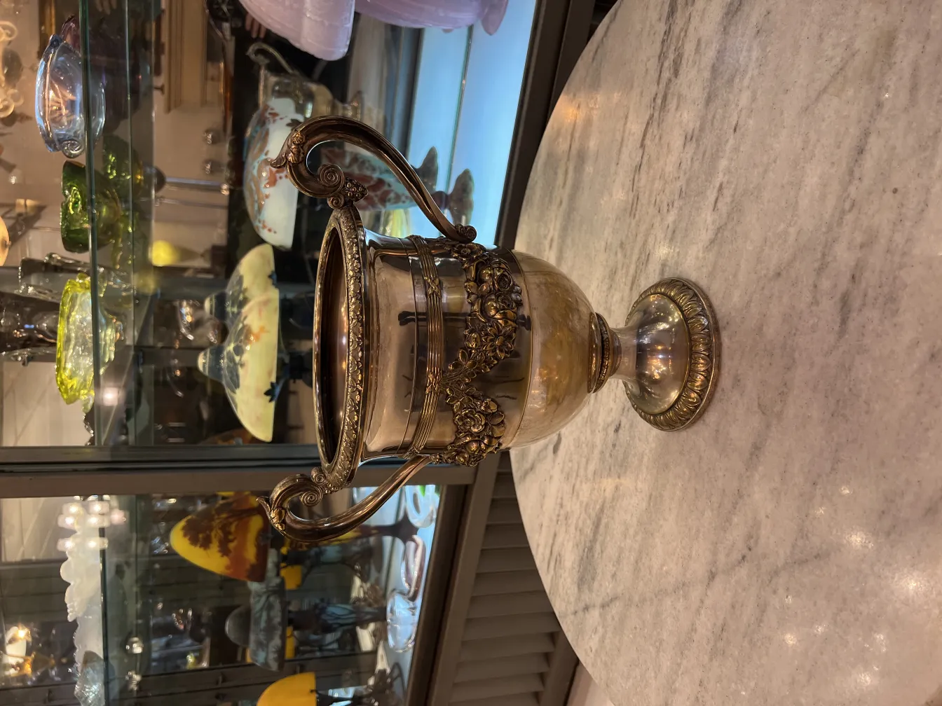 due raffreddatori per champagne antichi WMF con dettagli decorativi in un ambiente elegante