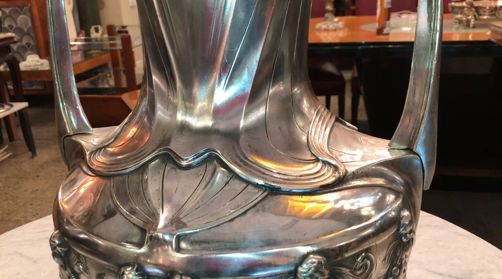 Set aus 2 antiken Champagnerkühlern mit dekorativem Design.