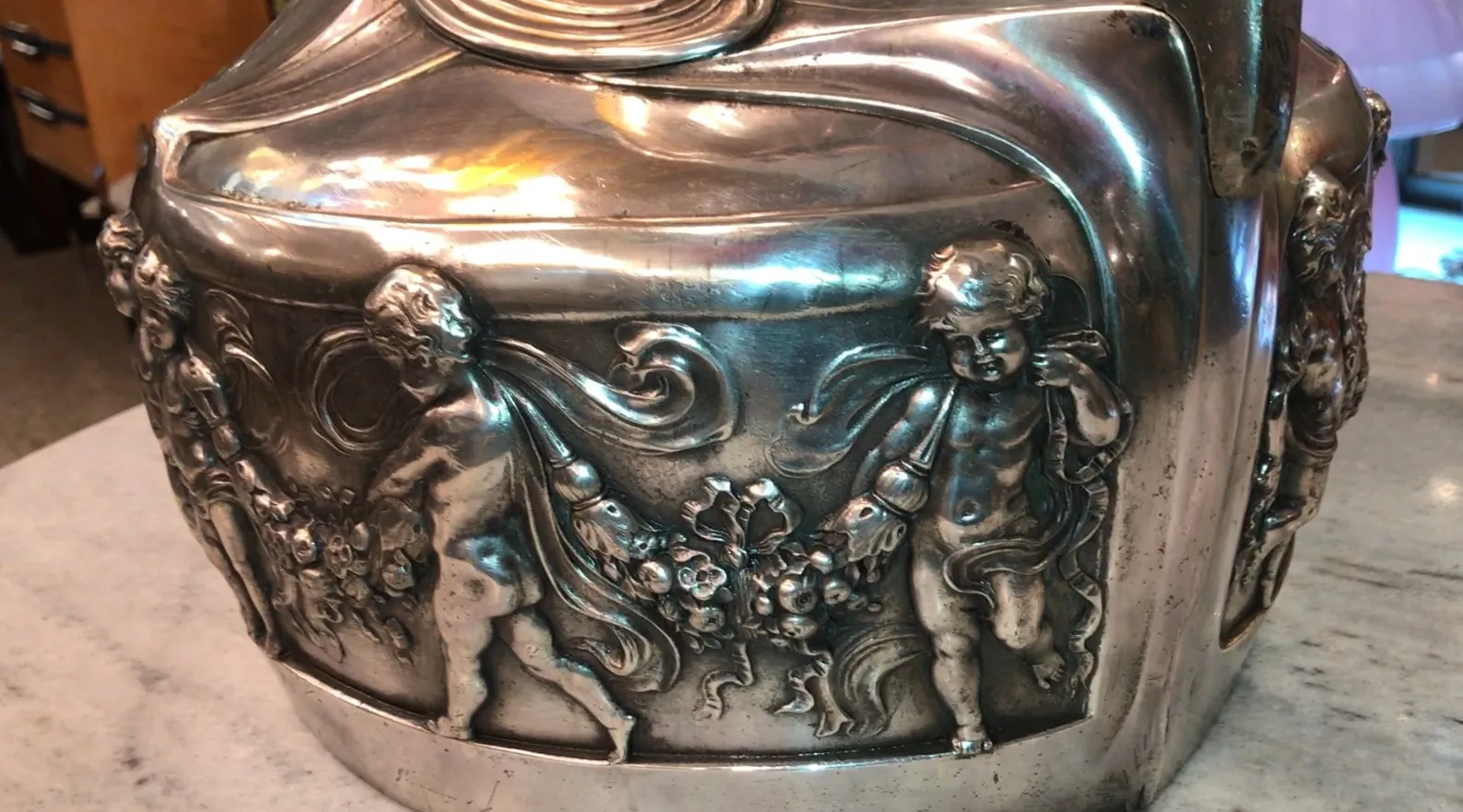 Antike Champagnerkühler mit dekorativen Figuren