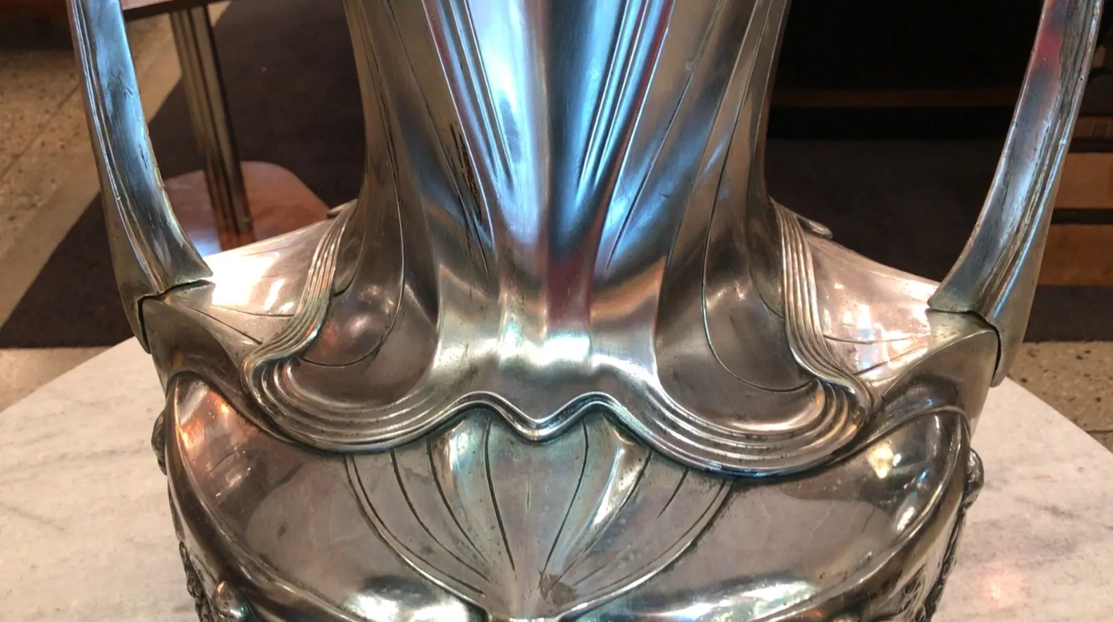 visão superior de dois champanhes antigos WMF com detalhes artísticos