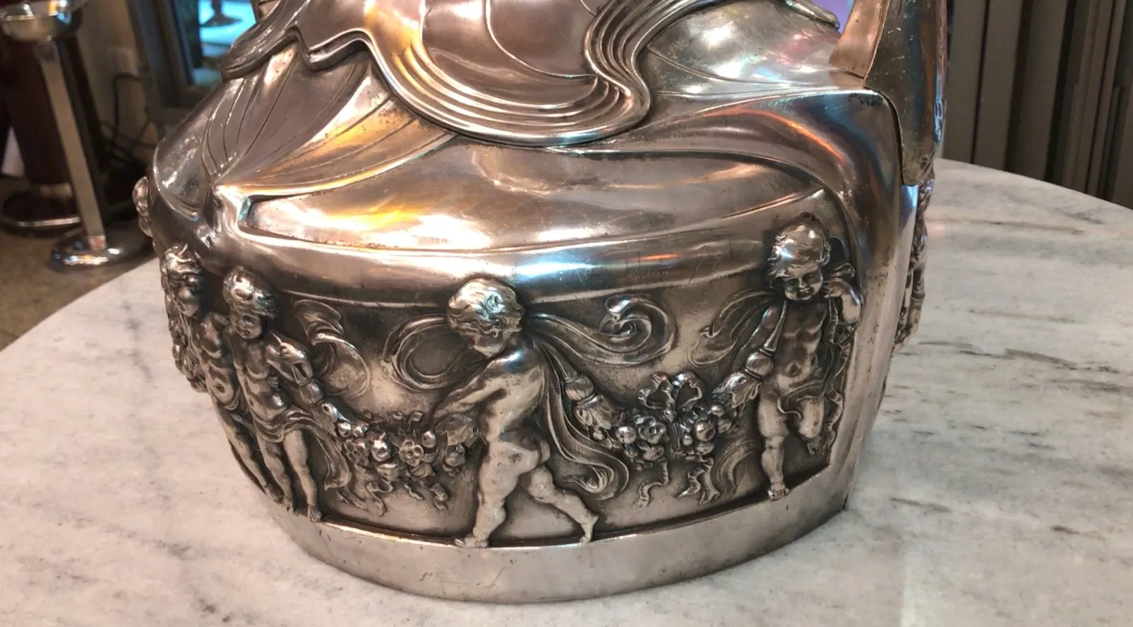 2 champaneras antiguas wmF decoradas con figuras y ornamentos