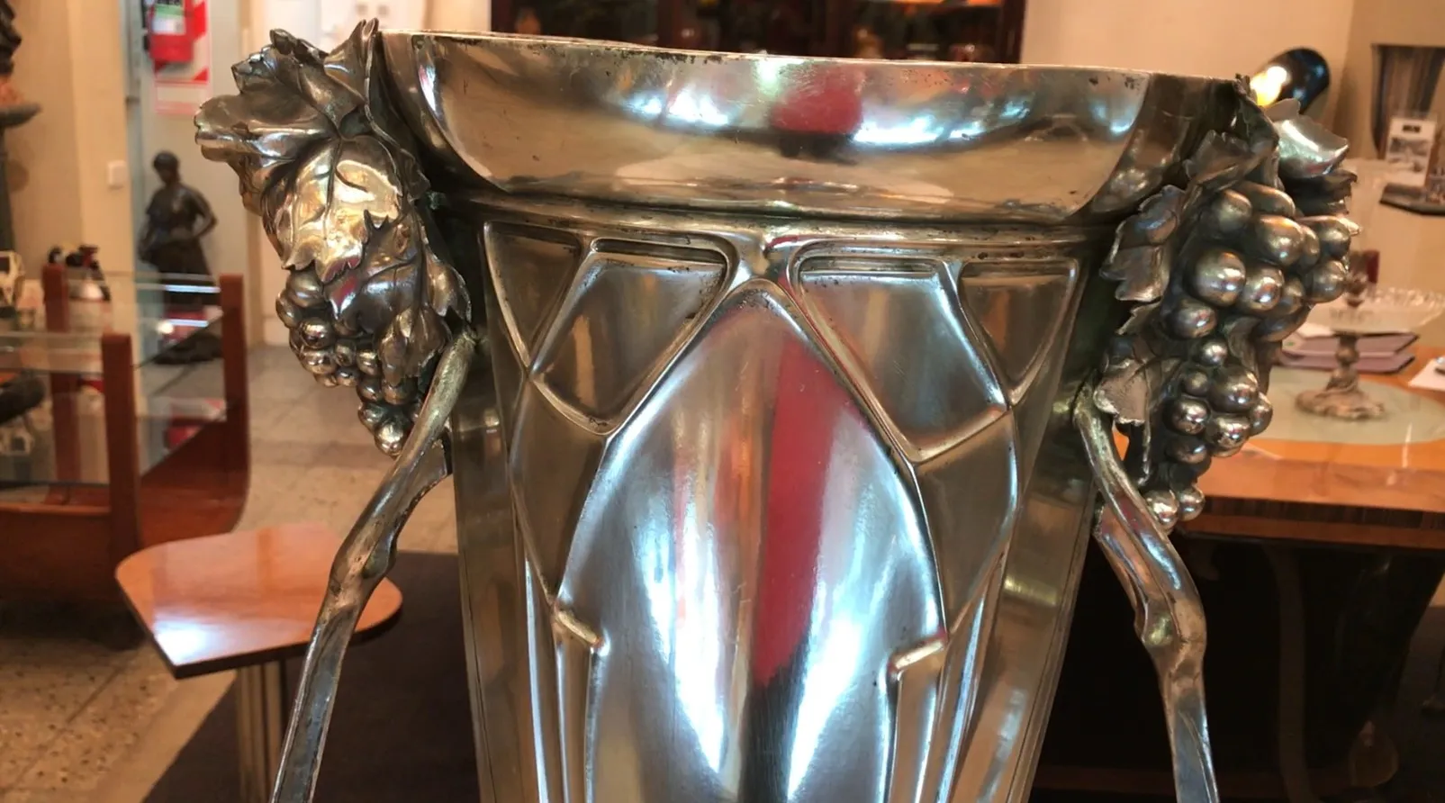 2 raffreddatori per champagne antichi con dettagli d'uva