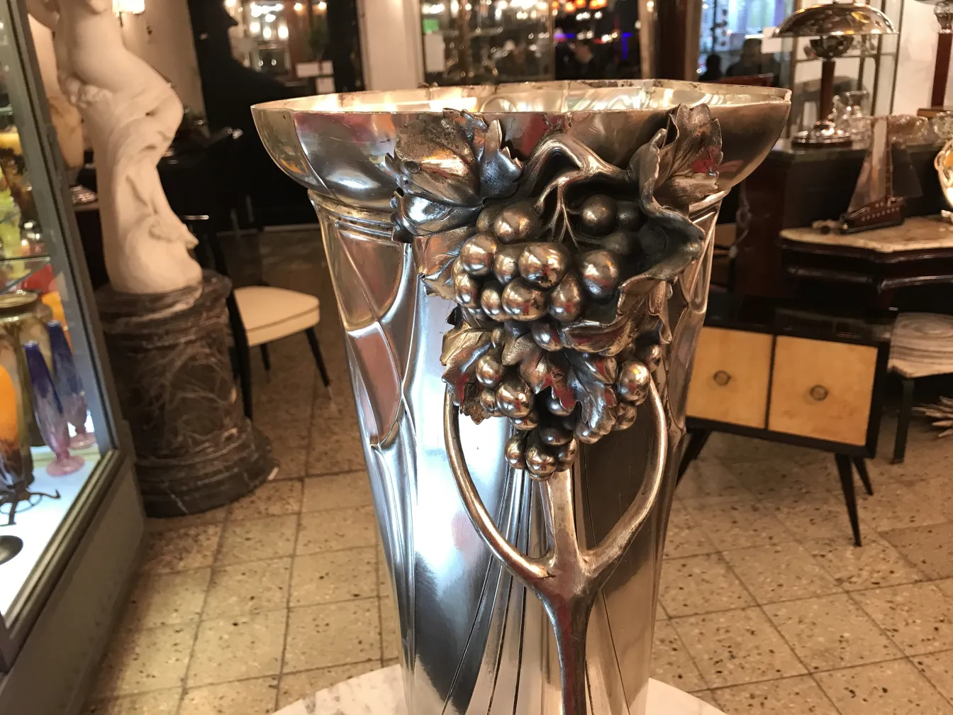 ブドウの装飾が施された2つの古いシャンパンクーラー