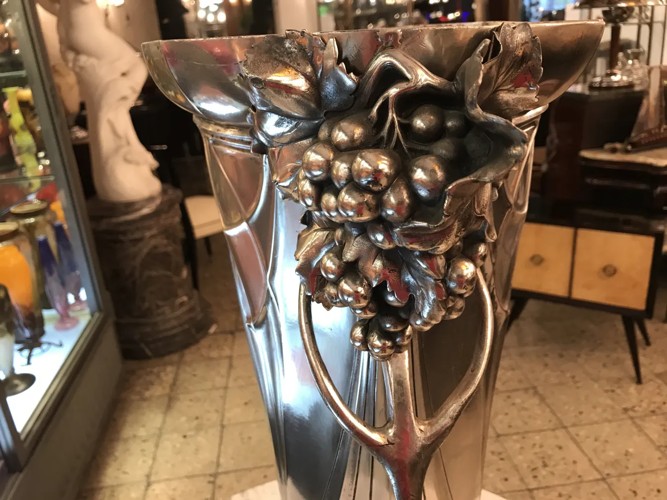 2 raffreddatori per champagne antichi con decorazione d'uva