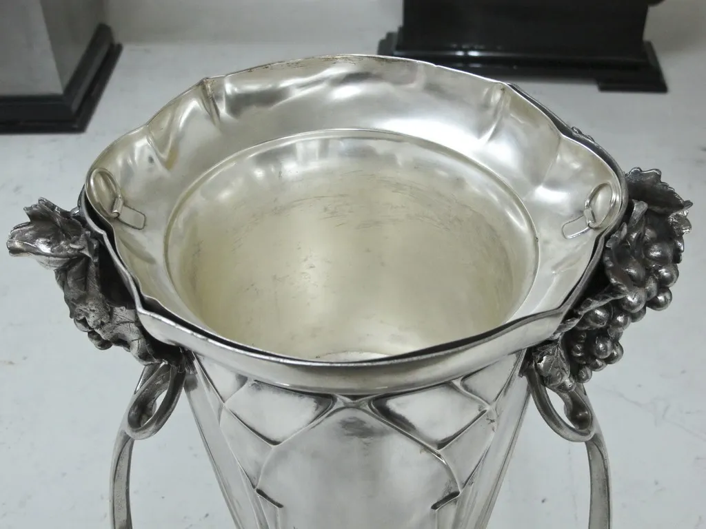 2 champanhes antigas com design elegante e alças