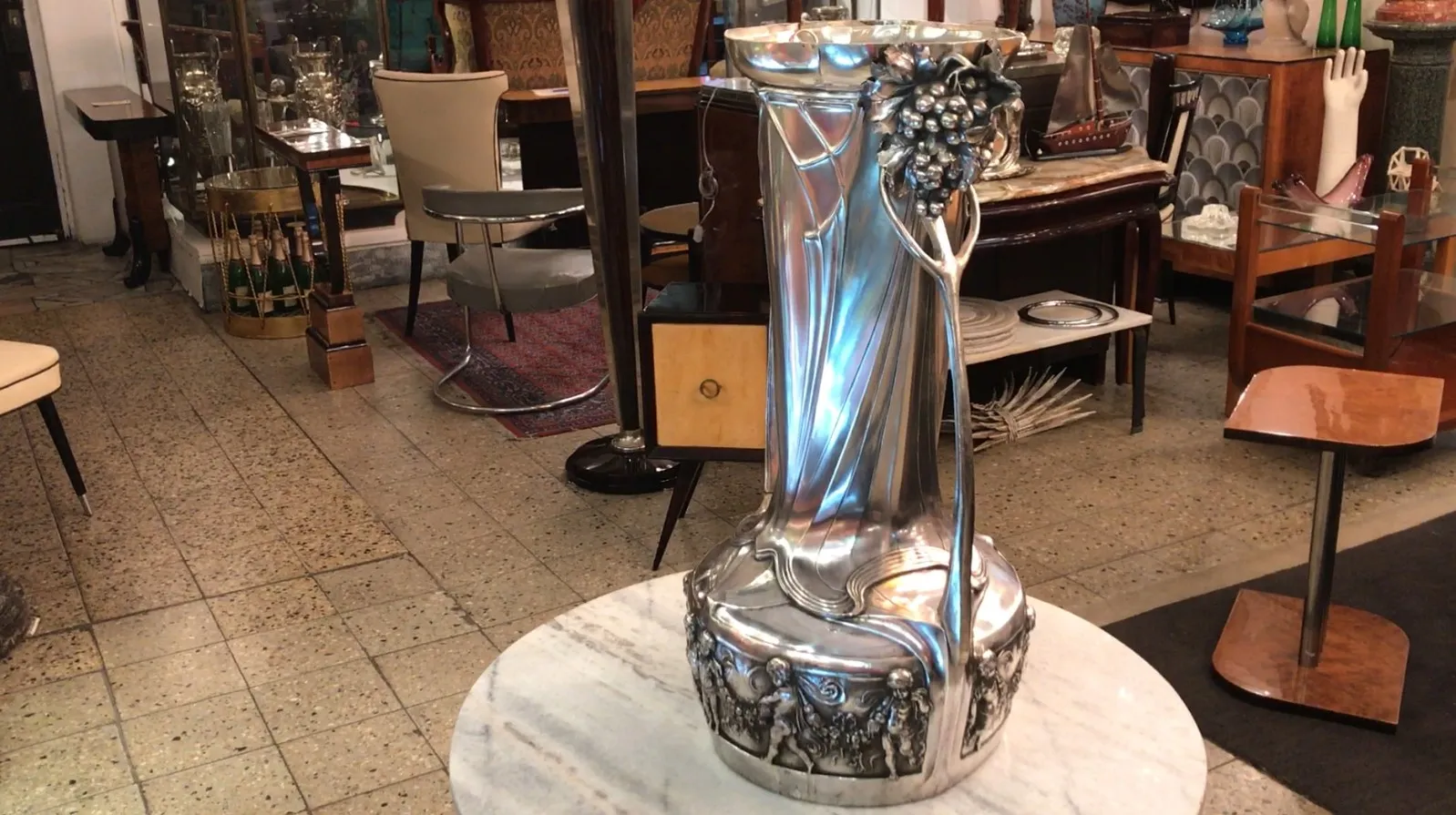 due raffreddatori per champagne antichi wmf in un ambiente classico ed elegante