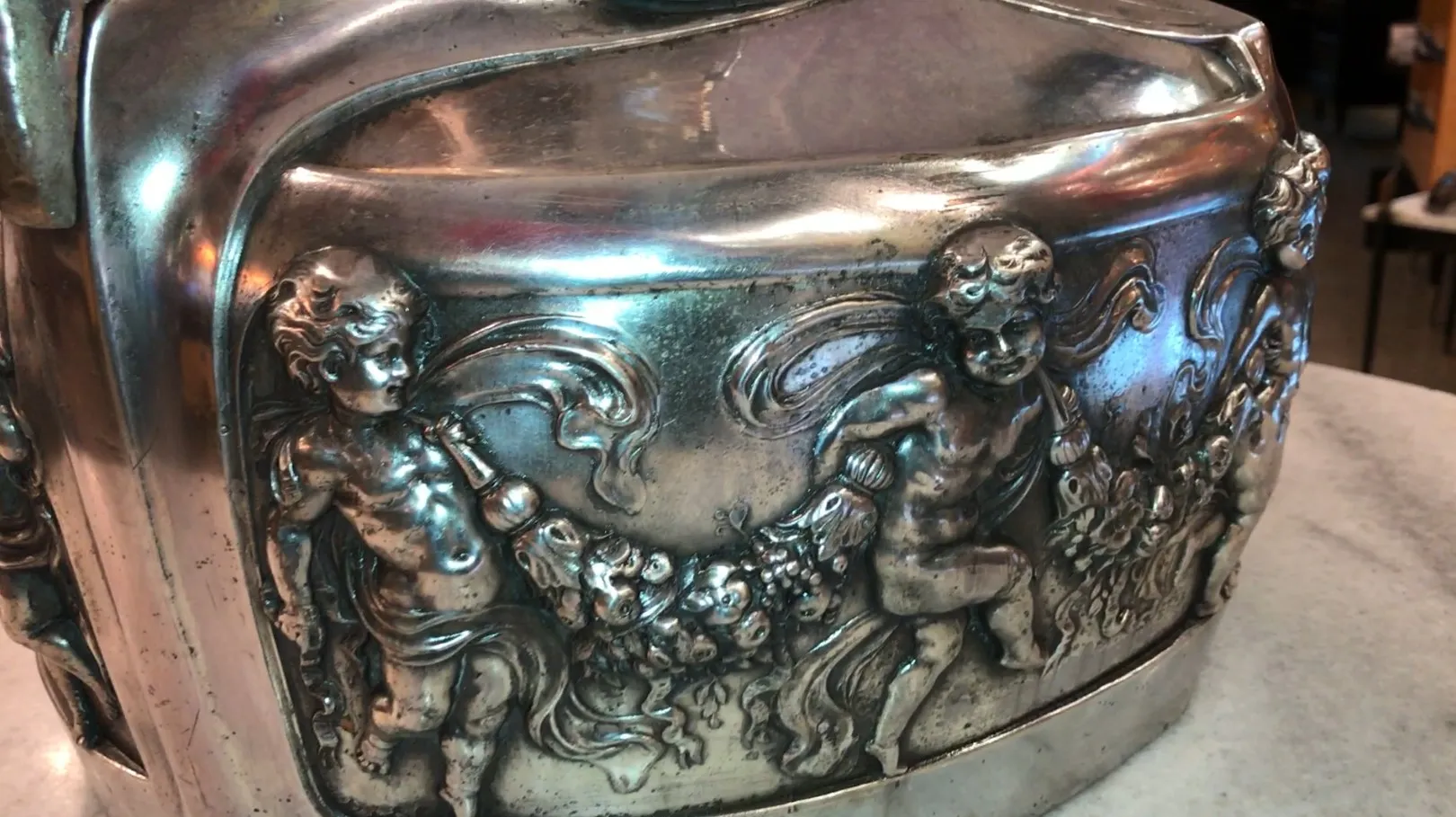 Antiguas champaneras con figuras decorativas en relieve, ambiente elegante.