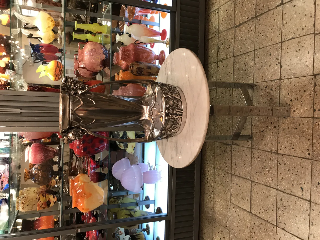 2 seaux à champagne anciens wmF décorés, design élégant et raffiné, fond avec des objets colorés