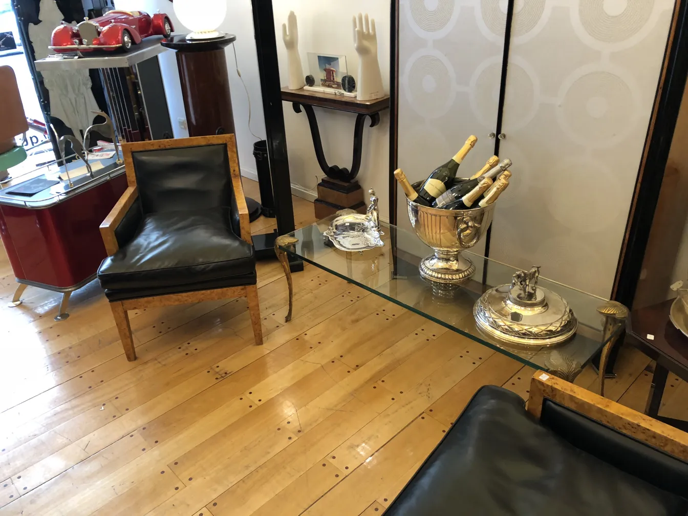 visão geral de 2 champanheiras antigas wmf com garrafas de champanhe, ambiente elegante