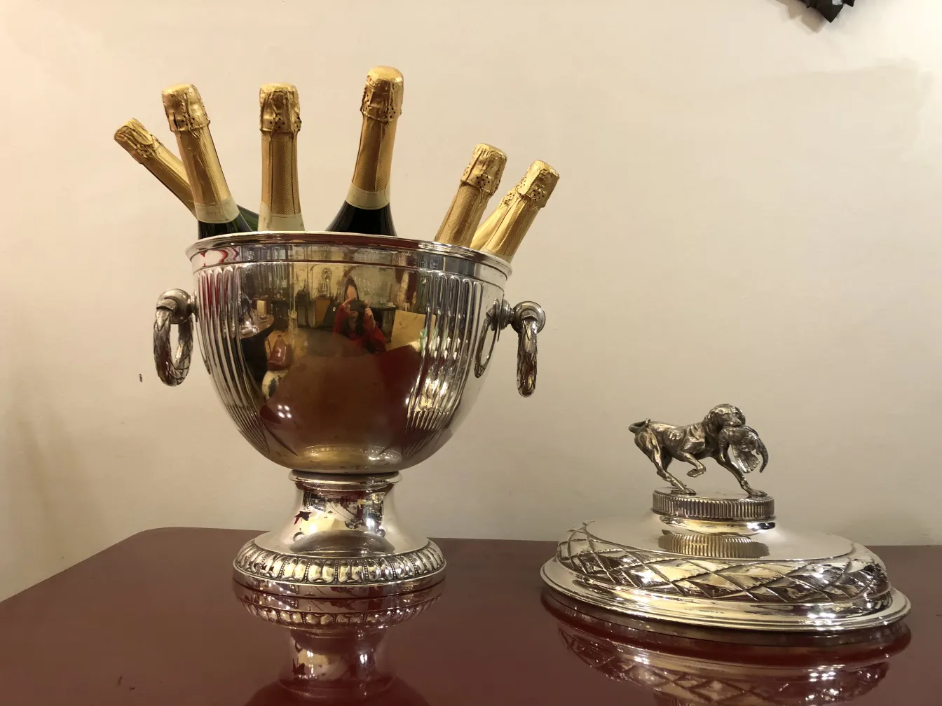 2つの古いシャンパンクーラーとボトル