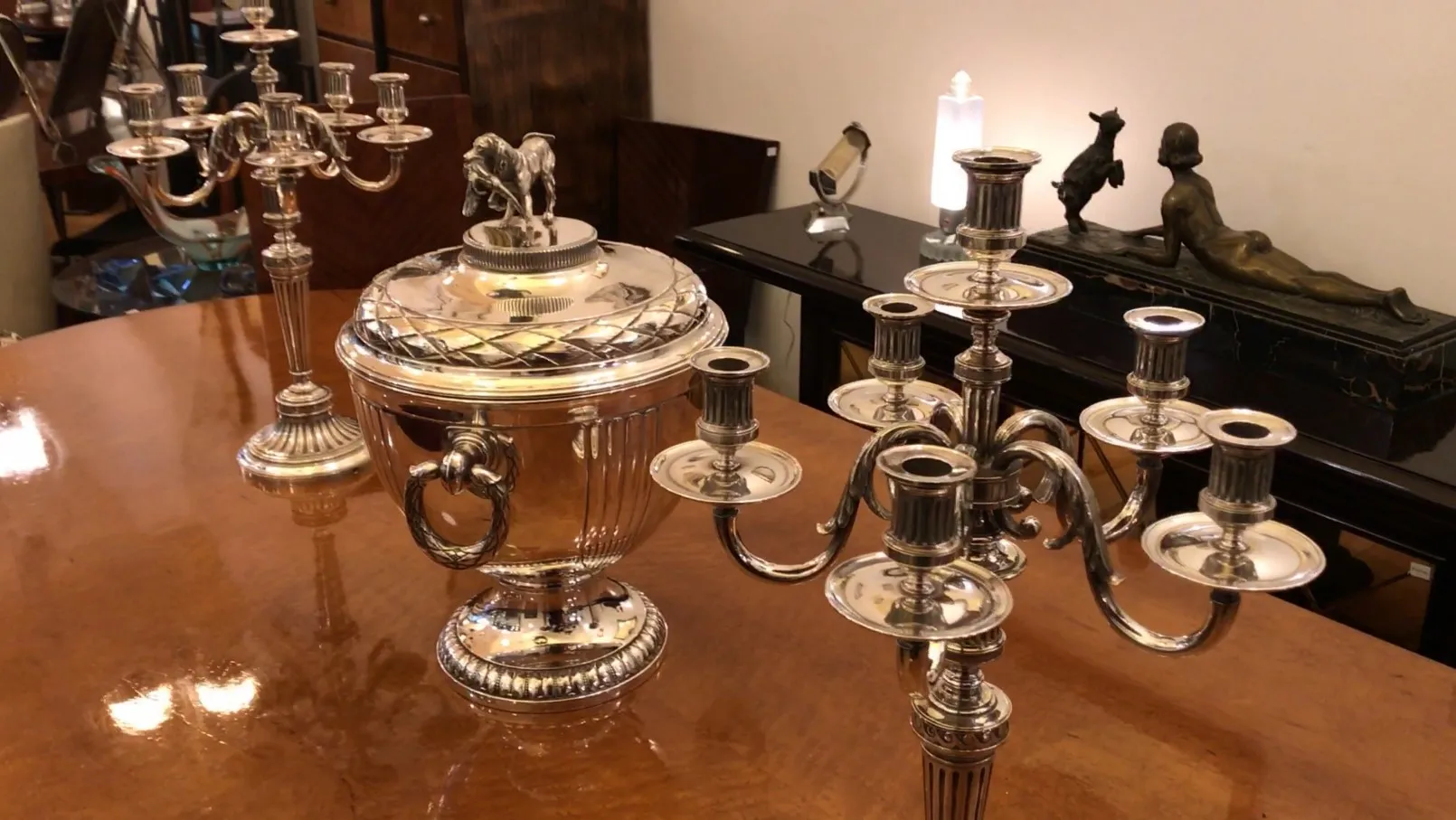 zwei antike champagnerkühler wm f in einem eleganten Umfeld