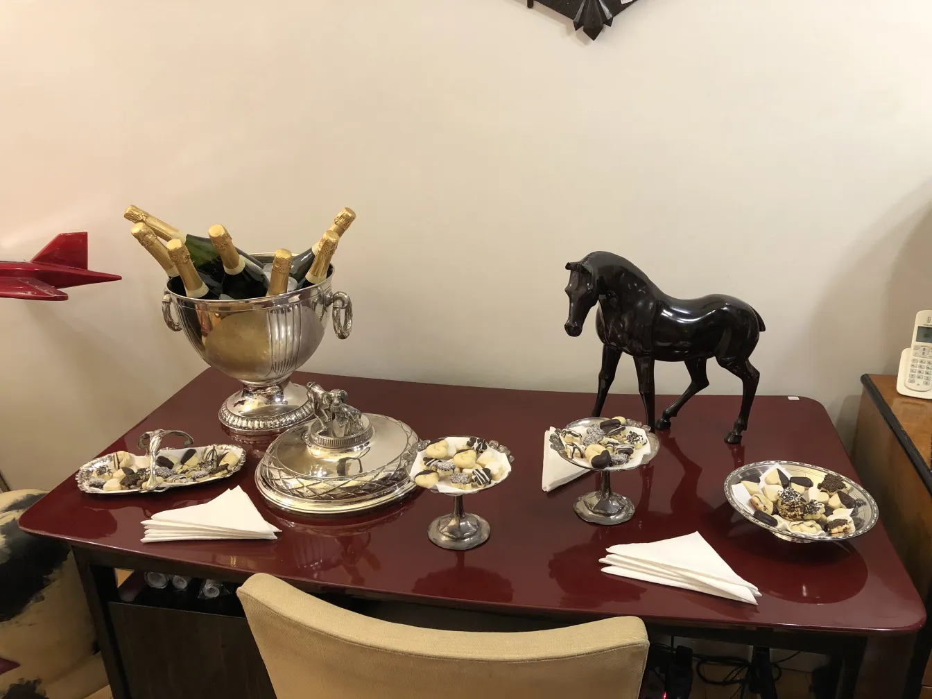 两只古董香槟碗WMF，带香槟和装饰