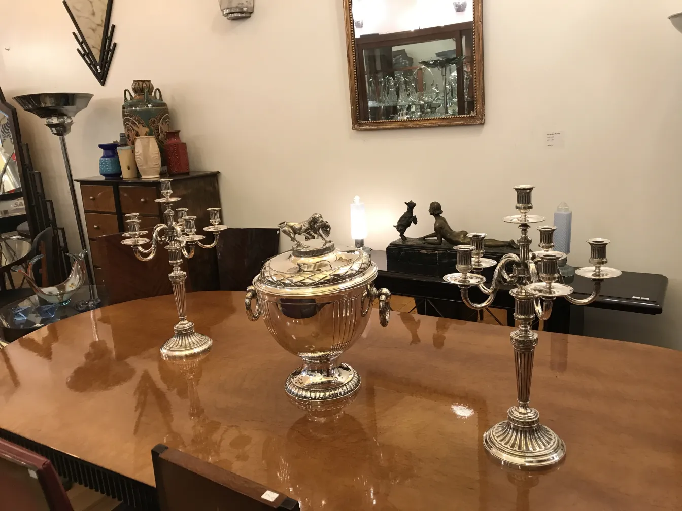 duas champanhes antigas de nome WMF em uma mesa