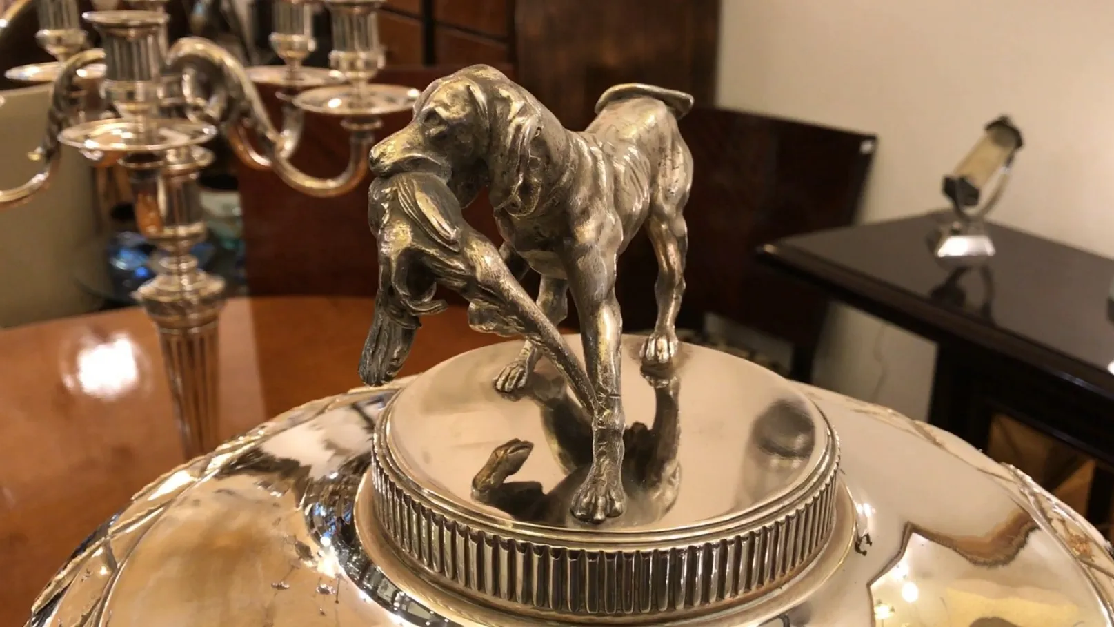 Antigua champanera WMF con figura de perro decorativa.