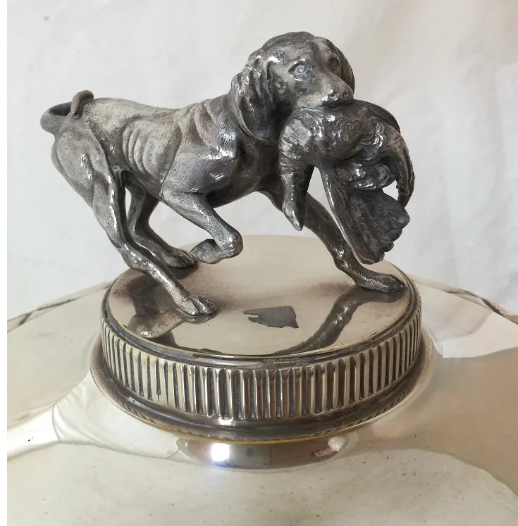 古い2シャンパンクーラーWMF、犬のフィギュアで飾られています