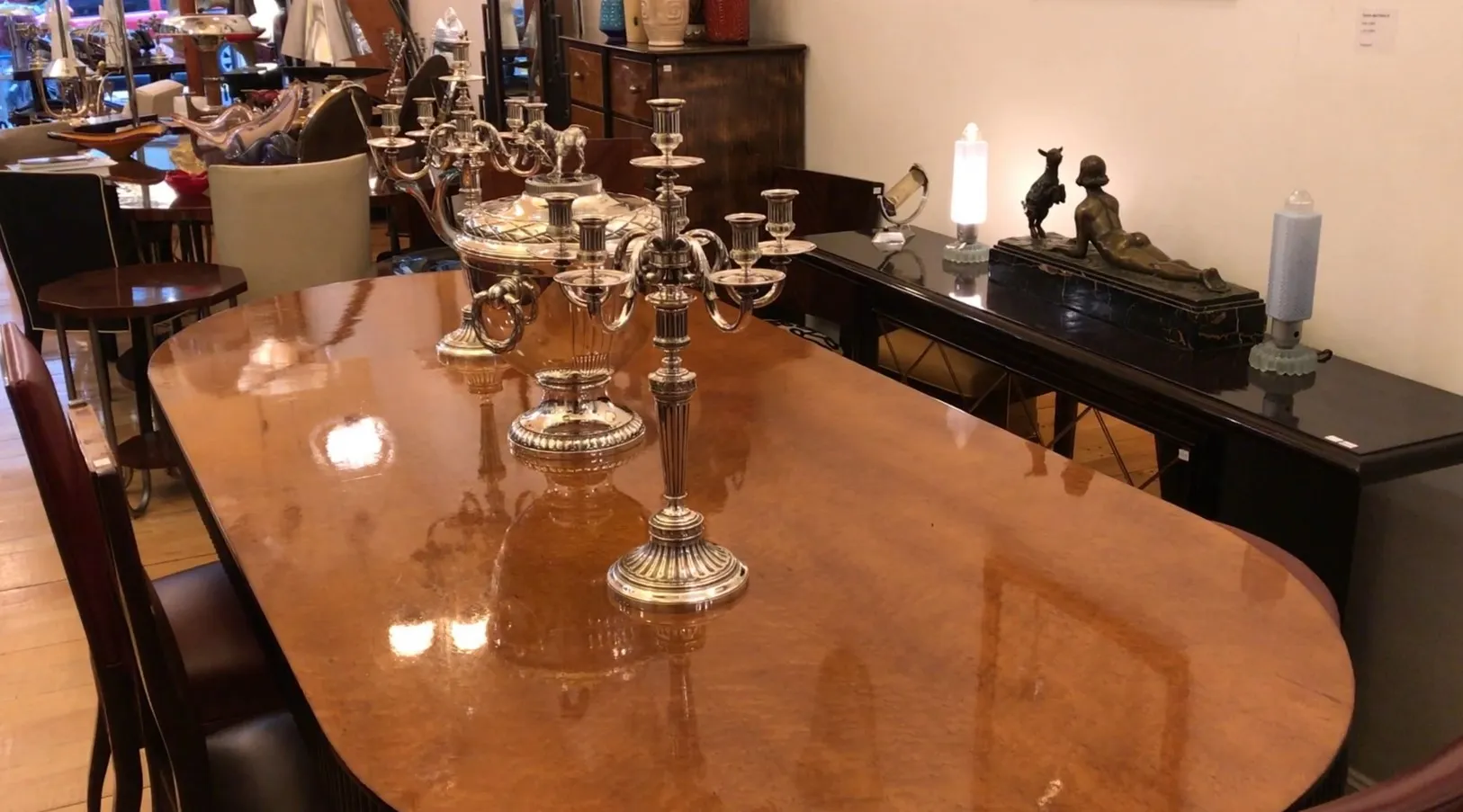 Un par de champaneras antiguas wmz brillantes en una mesa elegante