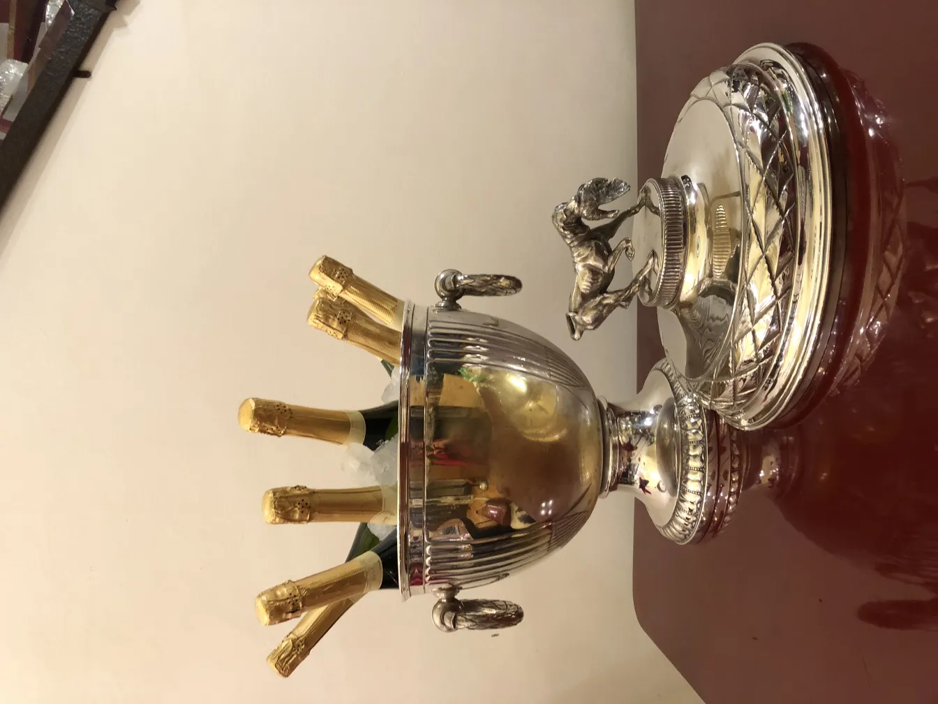 Seaux à champagne anciens élégants, parfaits pour les présentations, avec plusieurs bouteilles