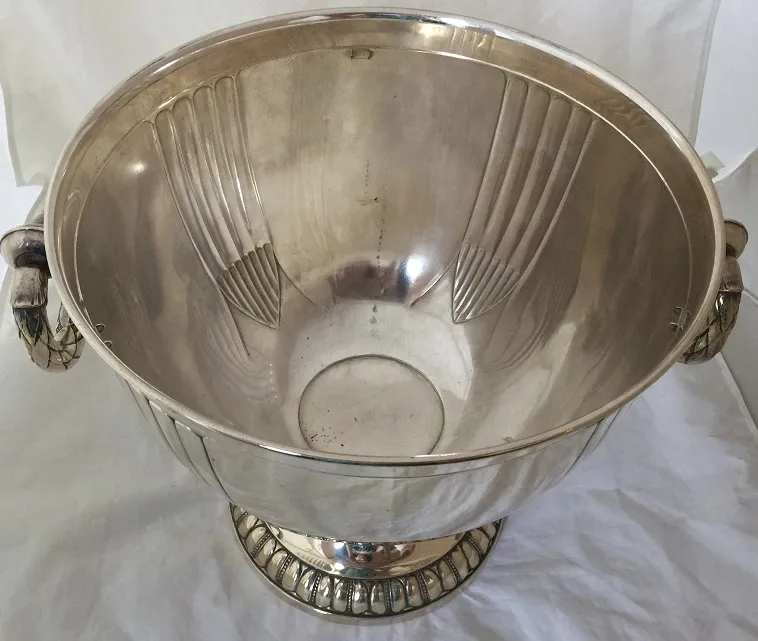 दो पुरानी शैम्पेन कूलर wm, जिसमें शानदार डिज़ाइन है।