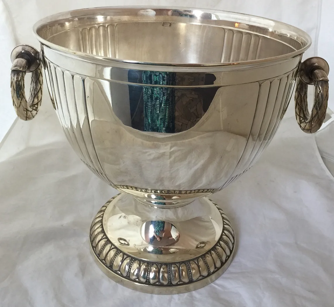 Zwei antike WMF Champagnerkühler mit dekorativen Griffen.