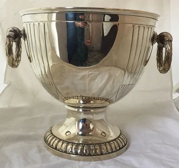 Raffreddatore per champagne antico con dettagli eleganti e manici decorativi, perfetto per celebrazioni