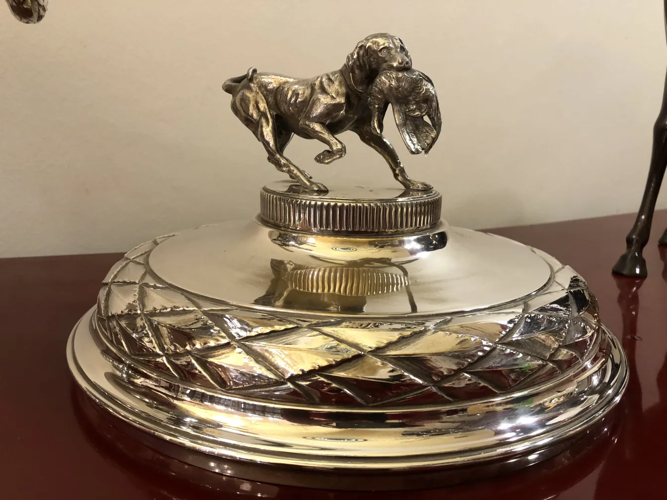 Seau à champagne ancien avec un design élégant et une base décorative