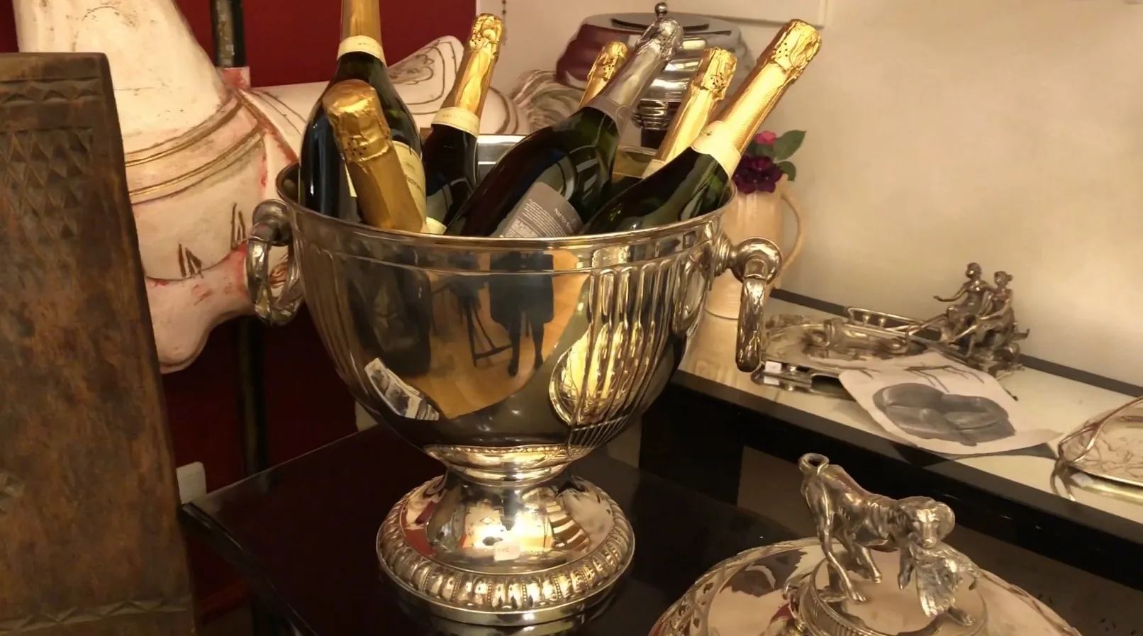 Zwei antike champagnerkühler wmf mit champagnerflaschen