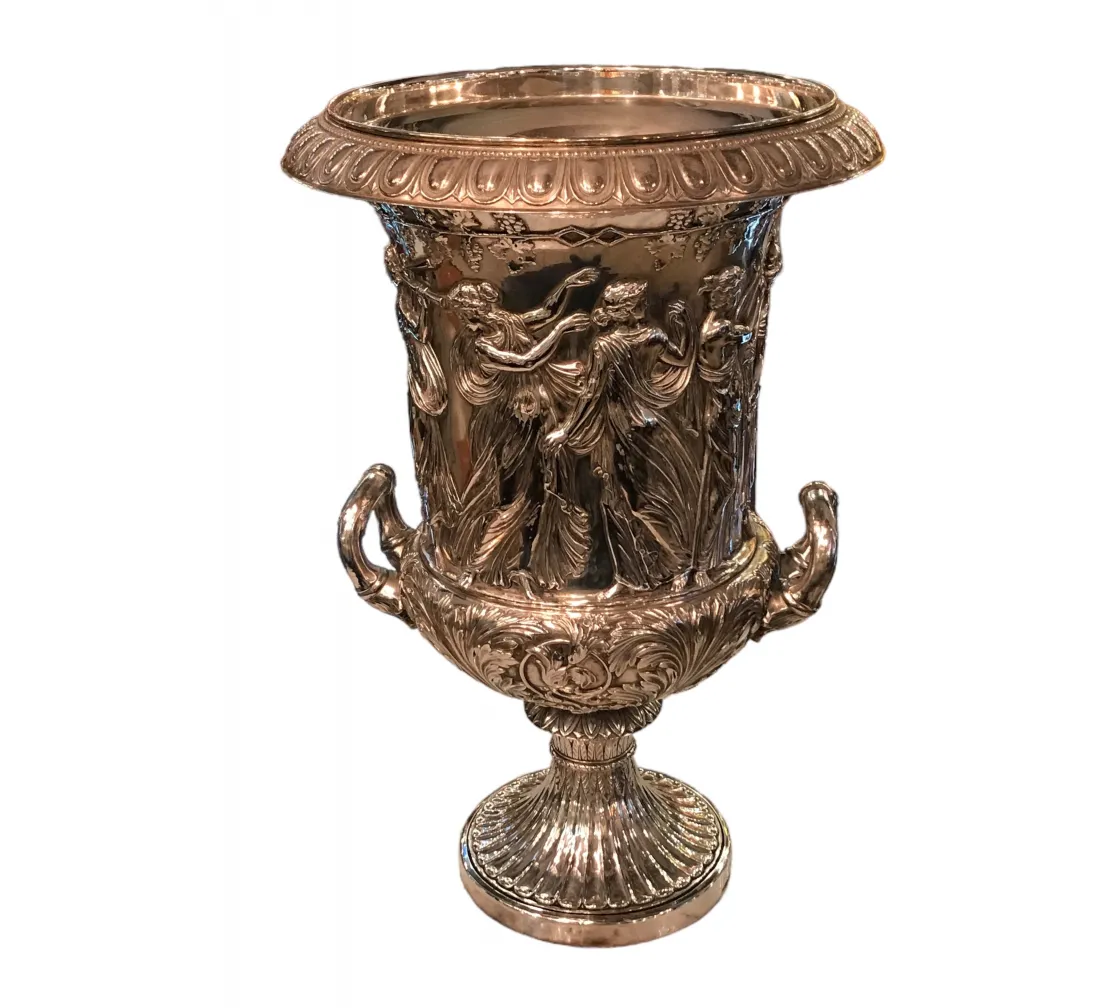 deux seaux à champagne anciens avec un design orné et poignées