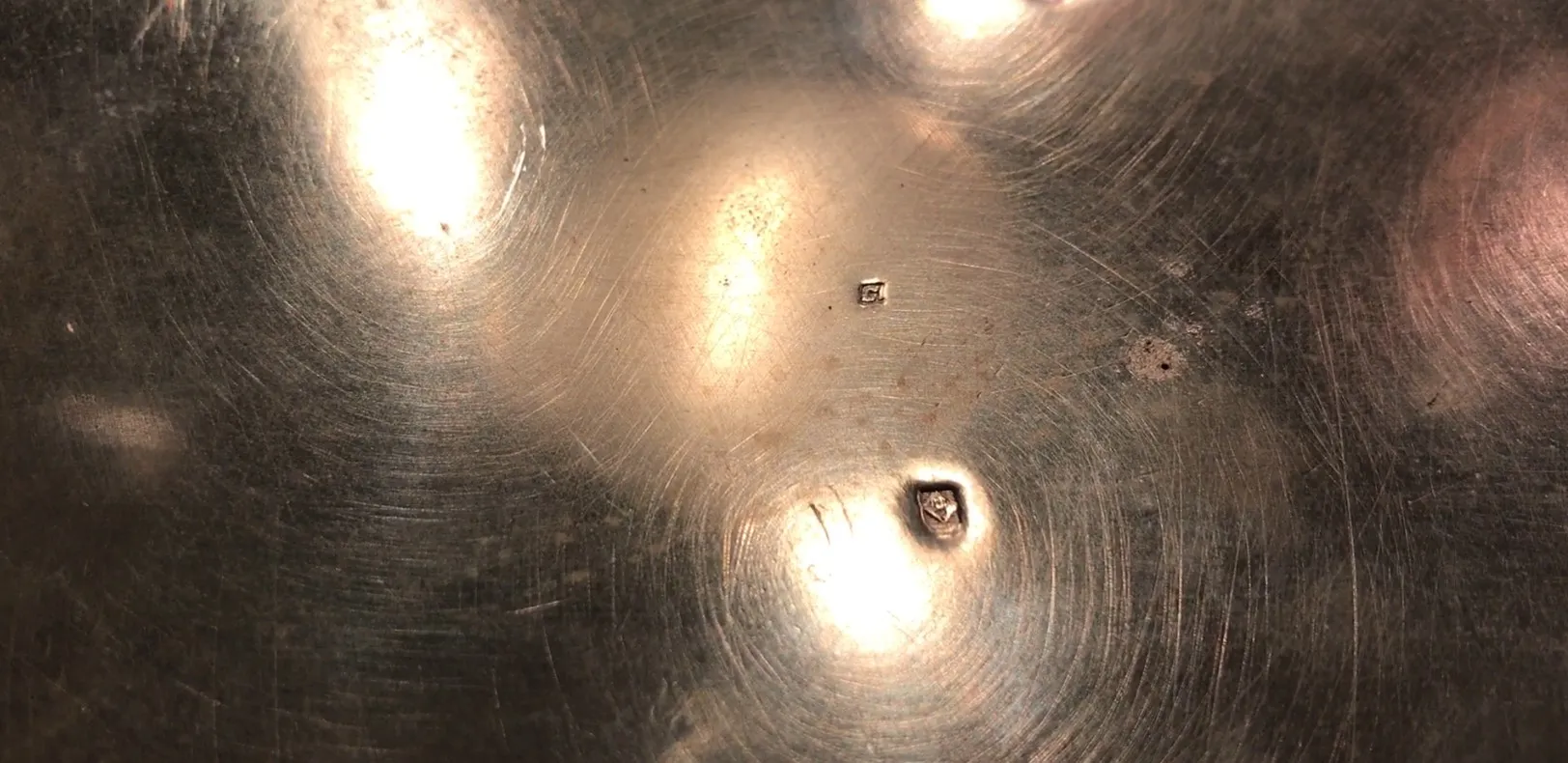 Deux seaux à champagne anciens avec un design distinctif.