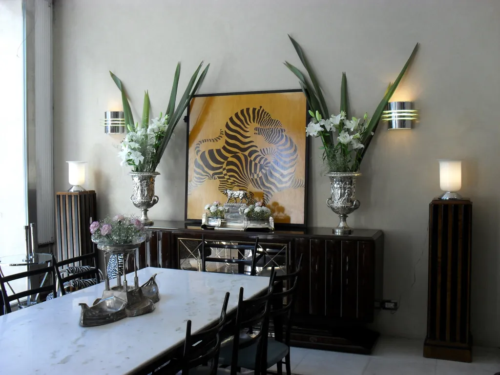 due raffreddatori per champagne antichi in un ambiente elegante con fiori