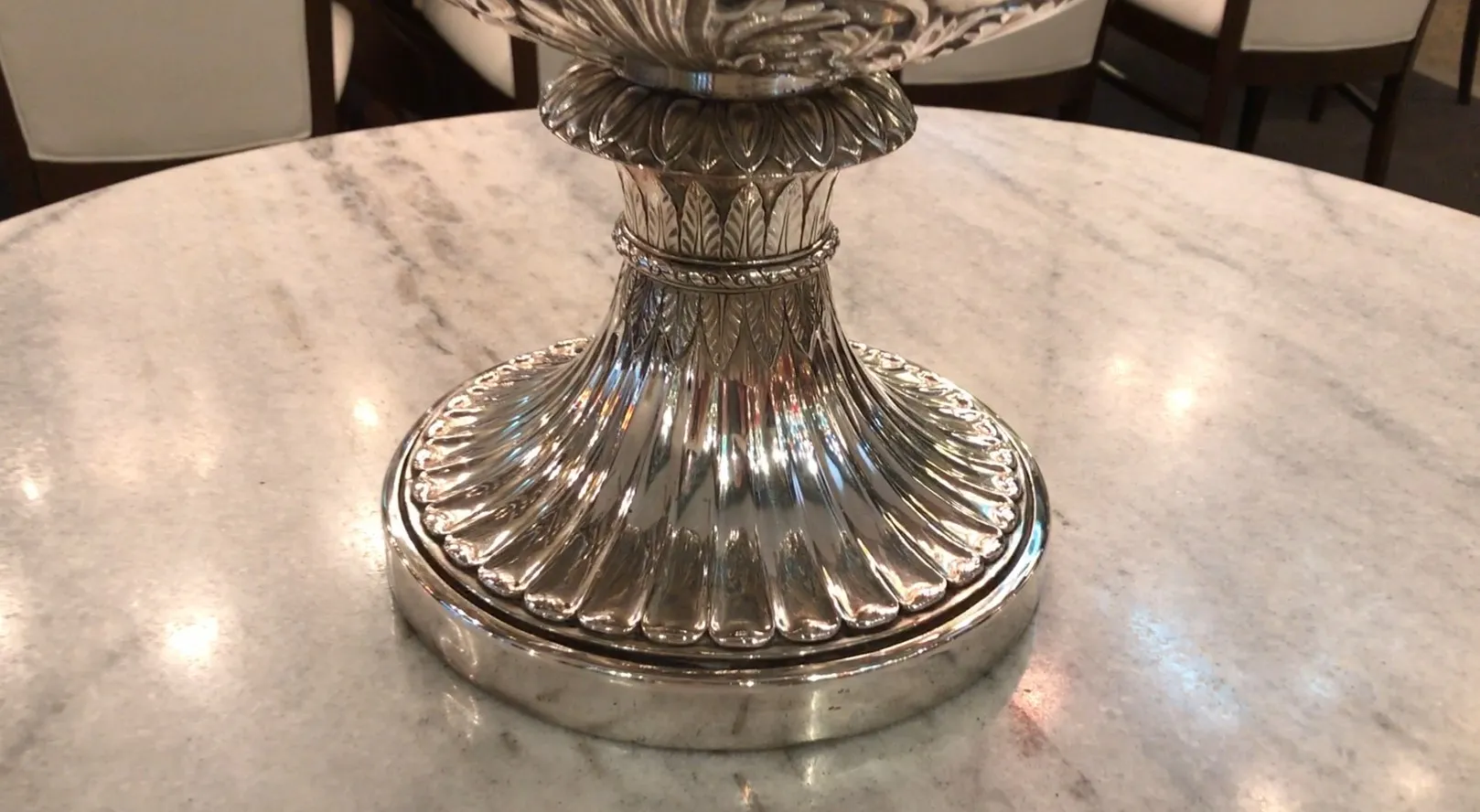 古いシャンパンクーラーwmfが装飾されたデザインのテーブル上