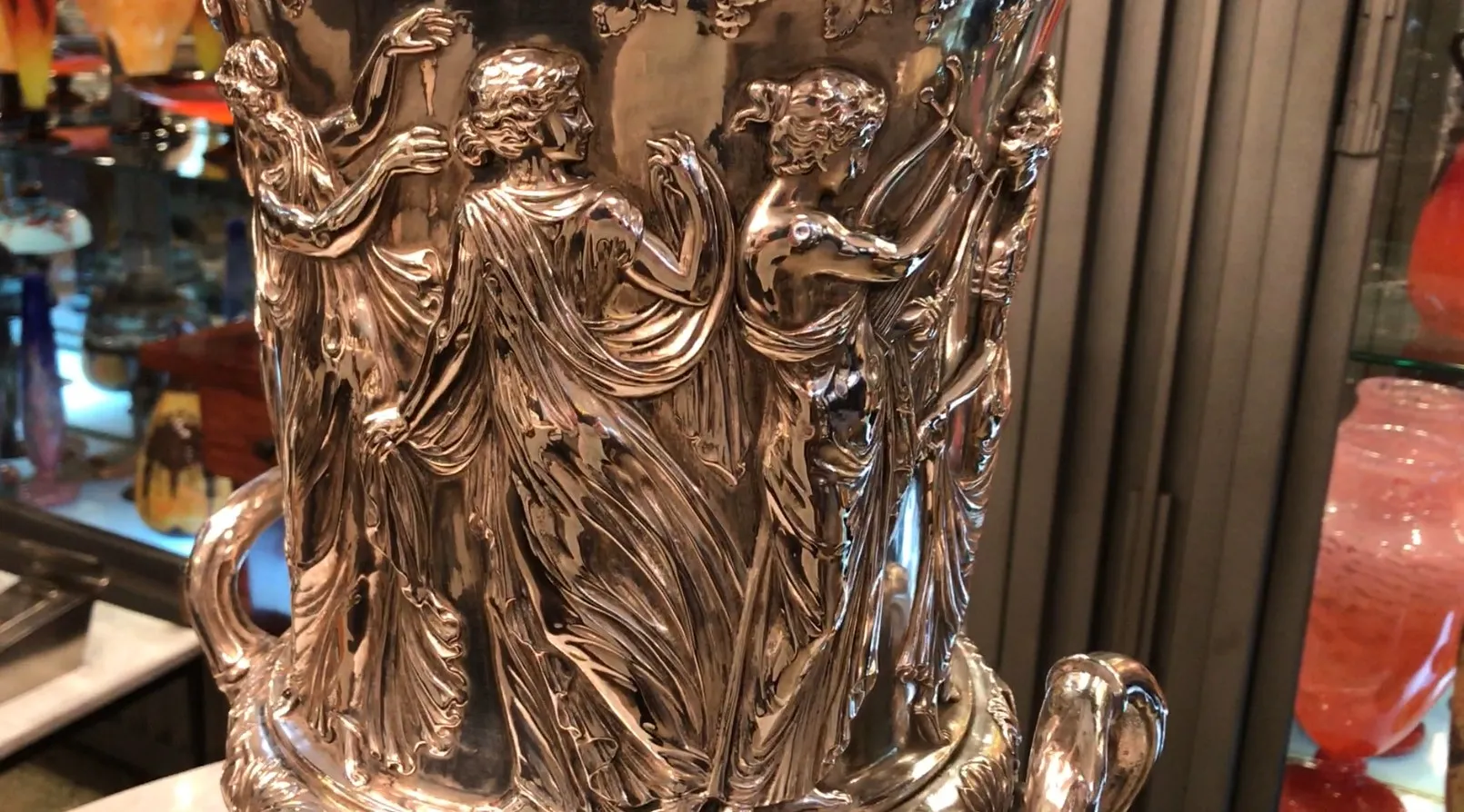 Seau à champagne ancien avec des détails ornementaux en relief.