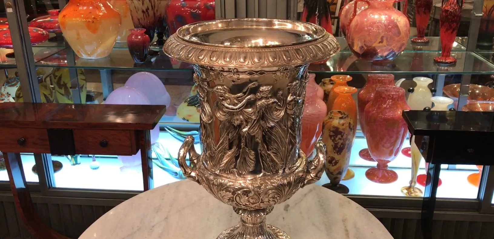 2 seaux à champagne anciens wmF avec des motifs élaborés, fond coloré