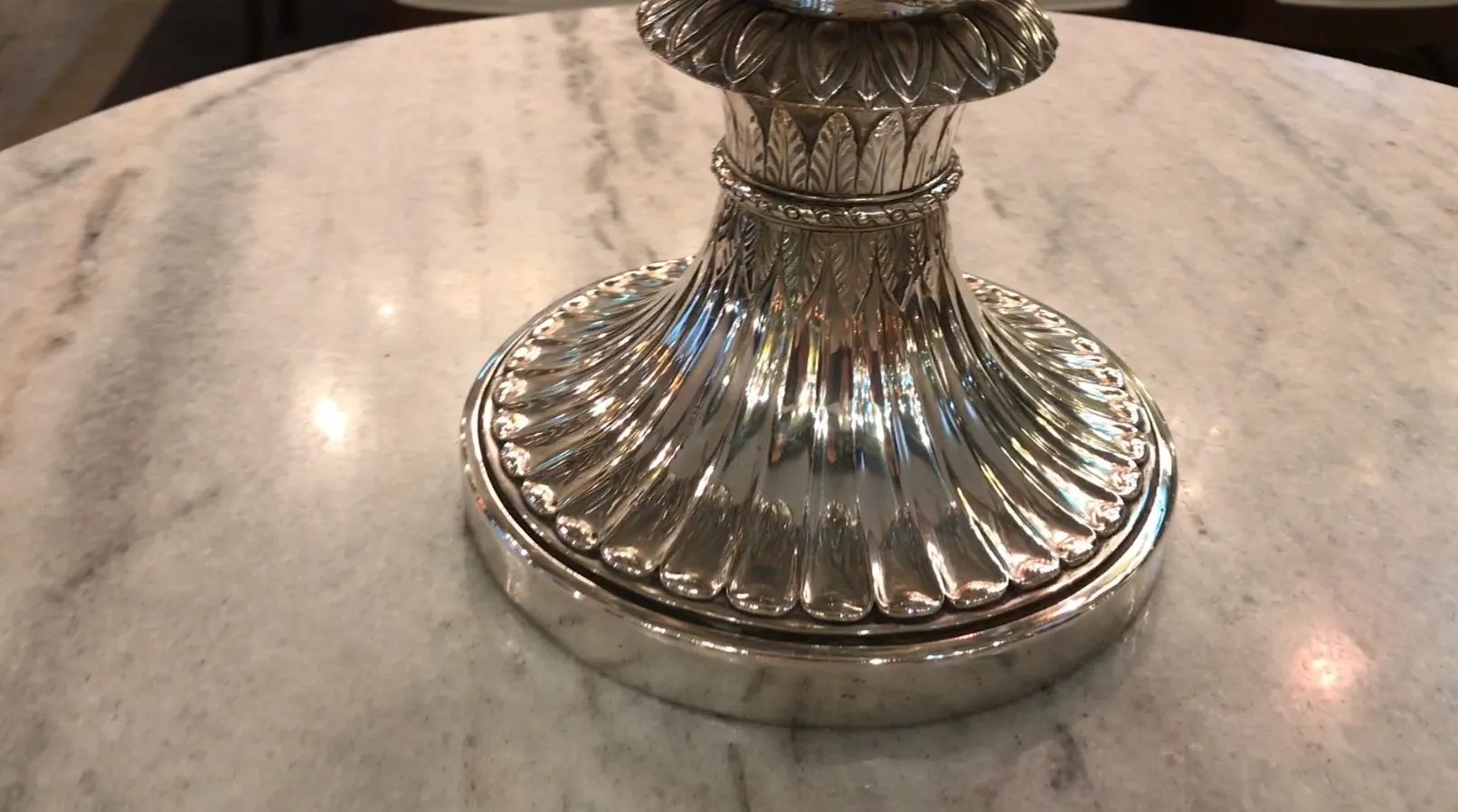 due raffreddatori per champagne antichi con design dettagliato