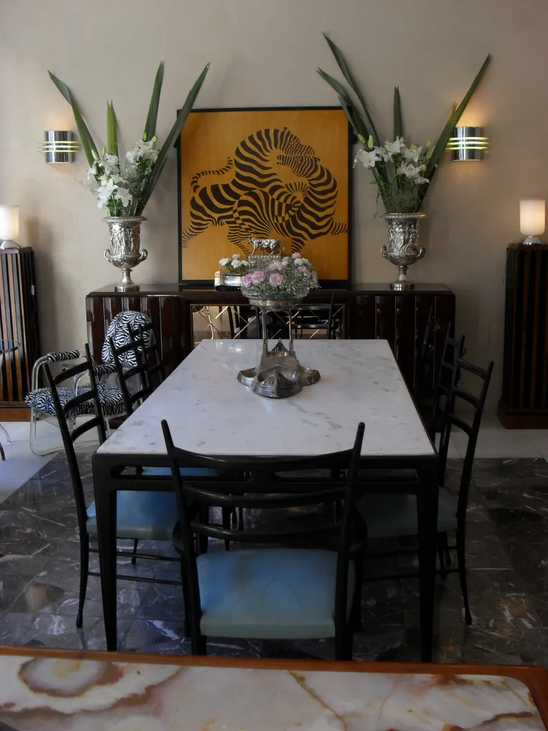 2개의 고풍스러운 샴페인 쿨러 WMF가 있는 세련된 환경