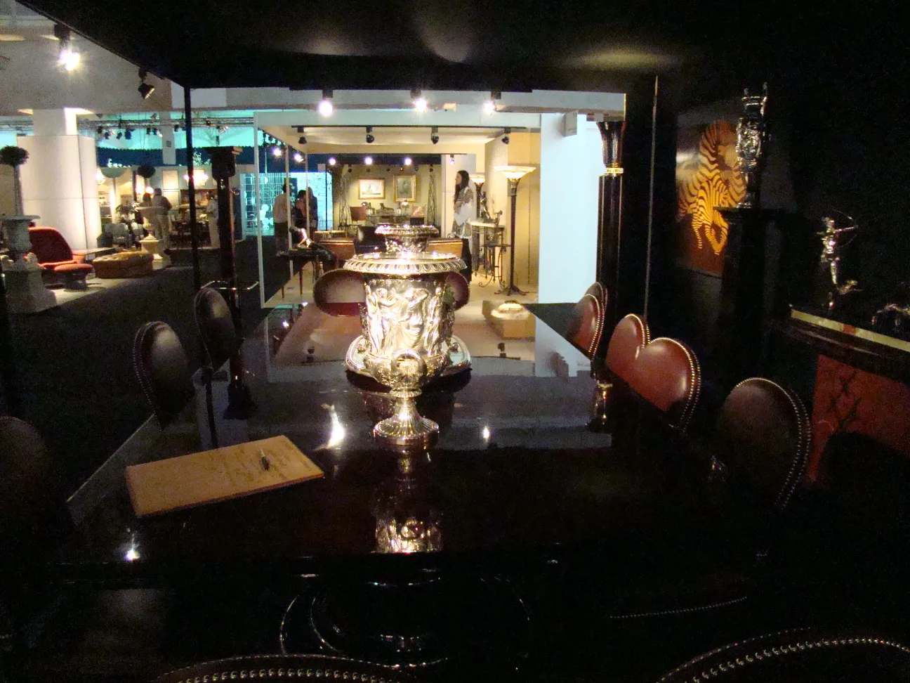 Deux seaux à champagne anciens élégamment posés sur une table