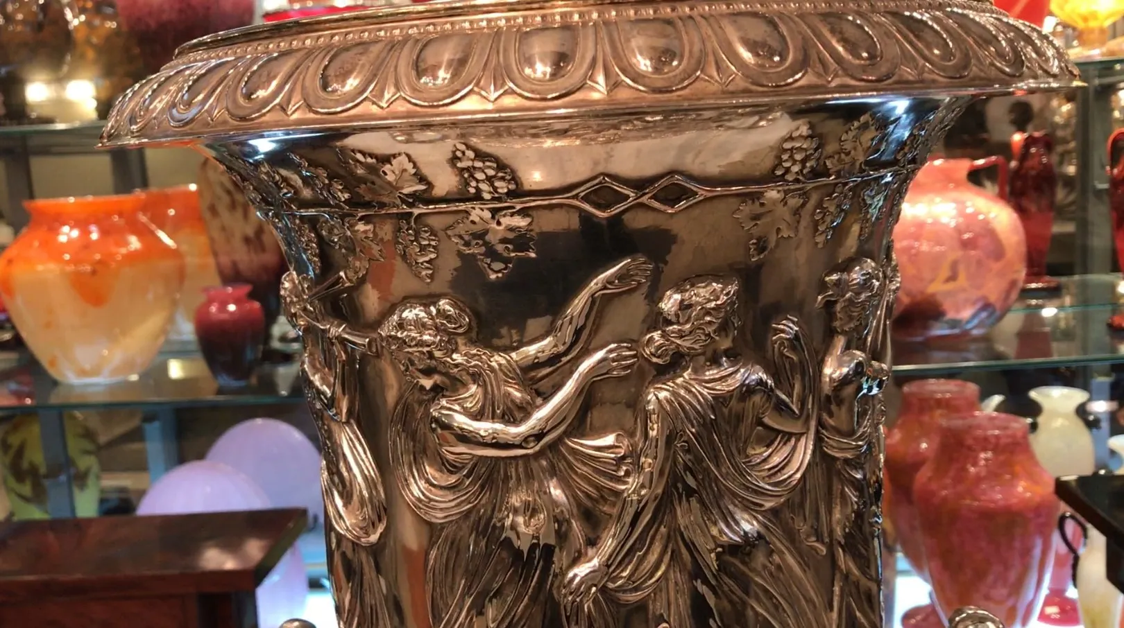 2 seaux à champagne anciens WMF avec de belles décorations et des détails de figures sur leur surface.