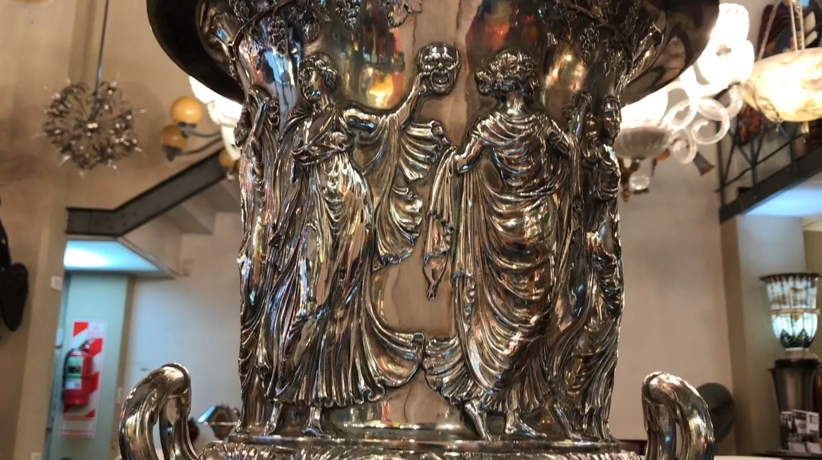 zwei Champagnerkühler WMF mit eleganten Relieffiguren