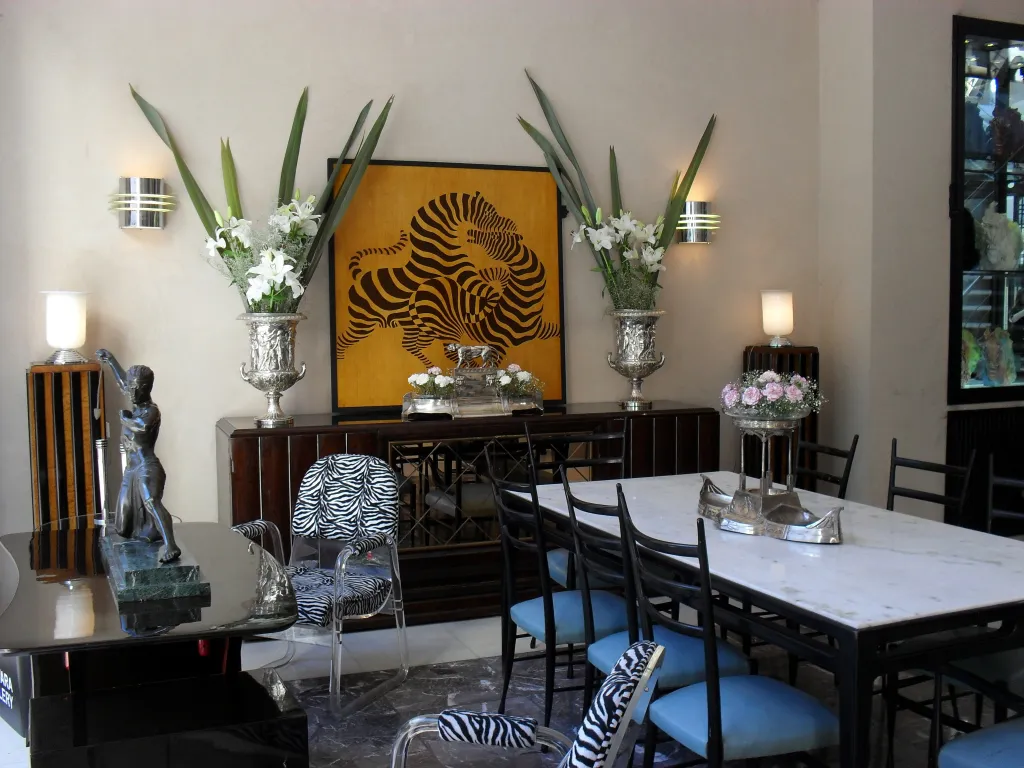 Conjunto de 2 champaneras antiguas WMF en un ambiente lujoso con decoración floral.