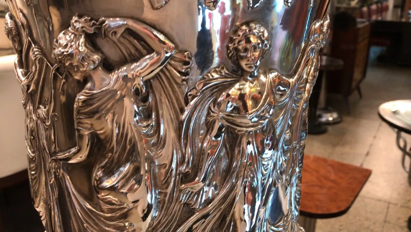 два антикварных ведерка для шампанского wmfs с декоративными деталями