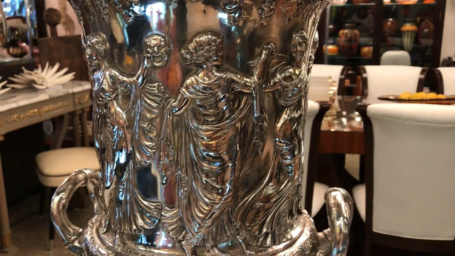 2 Champagnerkühler WMF, verziert mit klassischen Figuren in einer eleganten Umgebung.