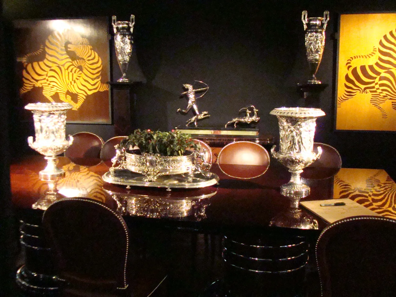 Conjunto de 2 champanhes wmfs em uma mesa elegante, antiguidades.