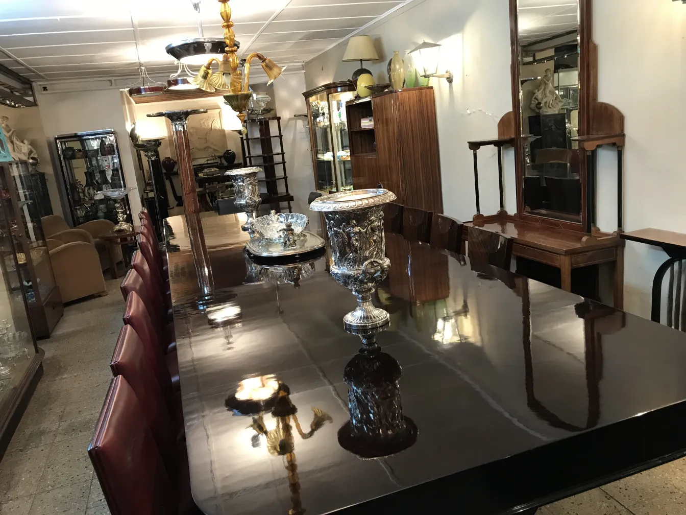 deux seaux à champagne WMF antiques sur une table à manger