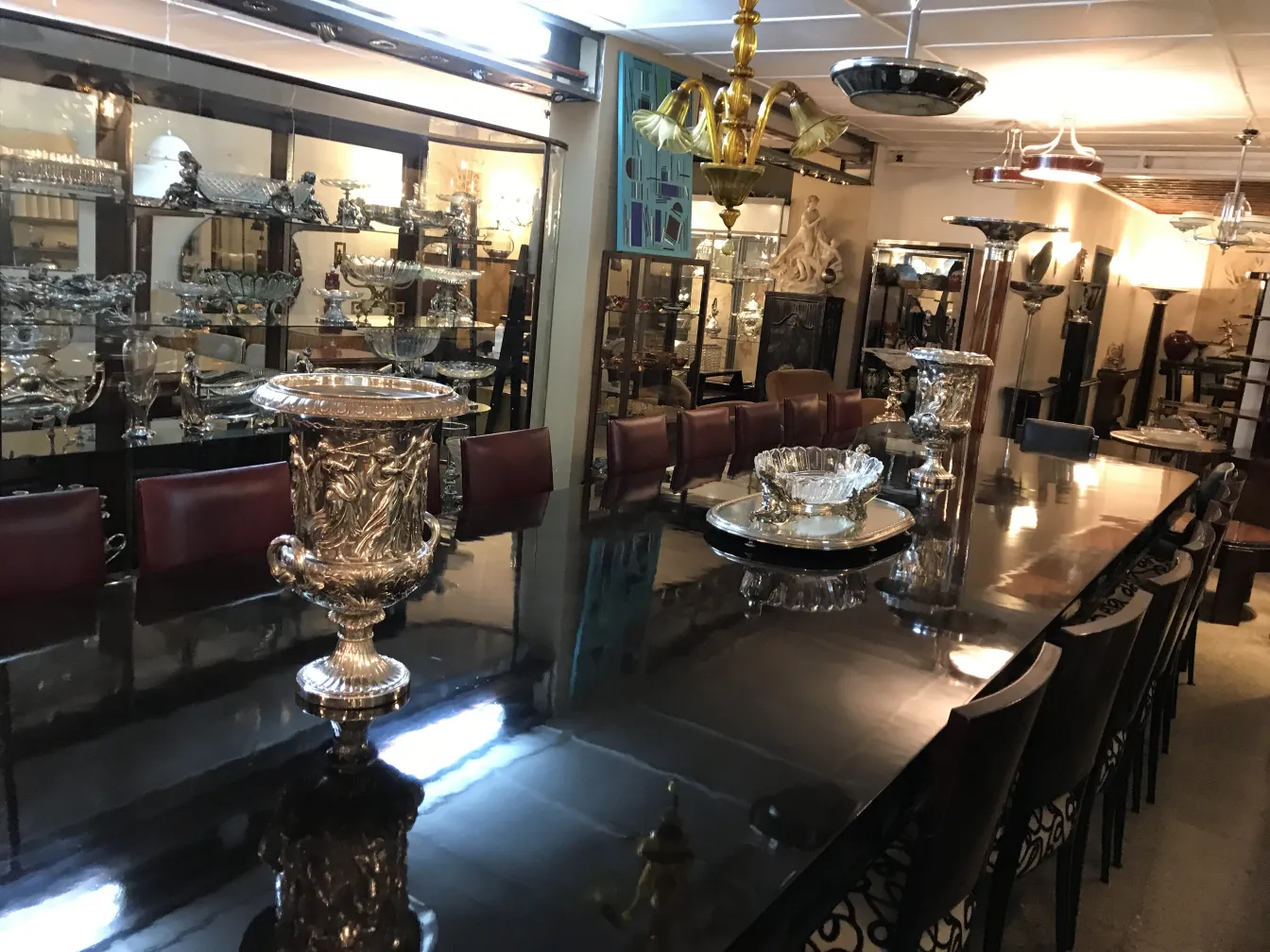 duas champanhes antigas WMF, decorativas e elegantes, em ambiente clássico