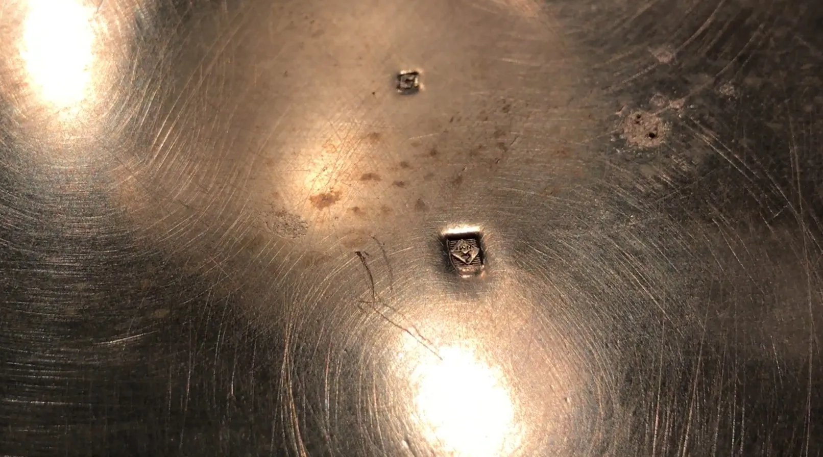 dos champañeras antiguas con brillo y diseño elegante