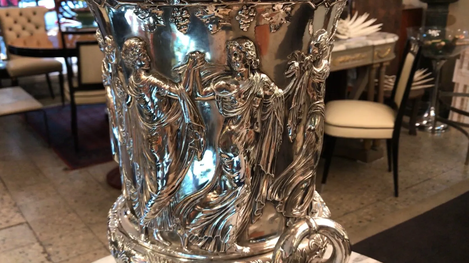 Antigua champanera con diseños detallados y elegantes